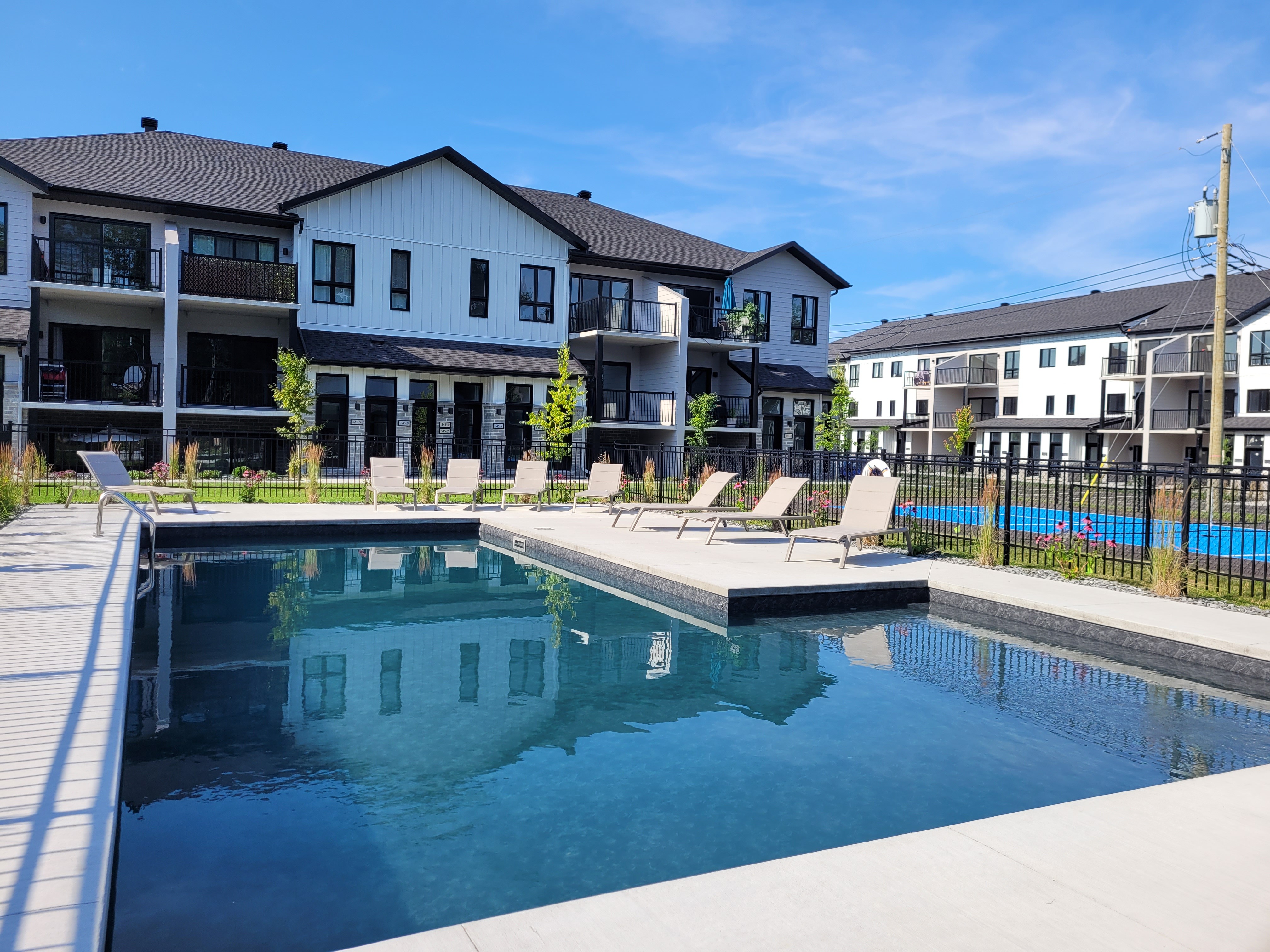521 Rue des Écuyers, Granby, QC J2J 0V3, Canada — photo 1
