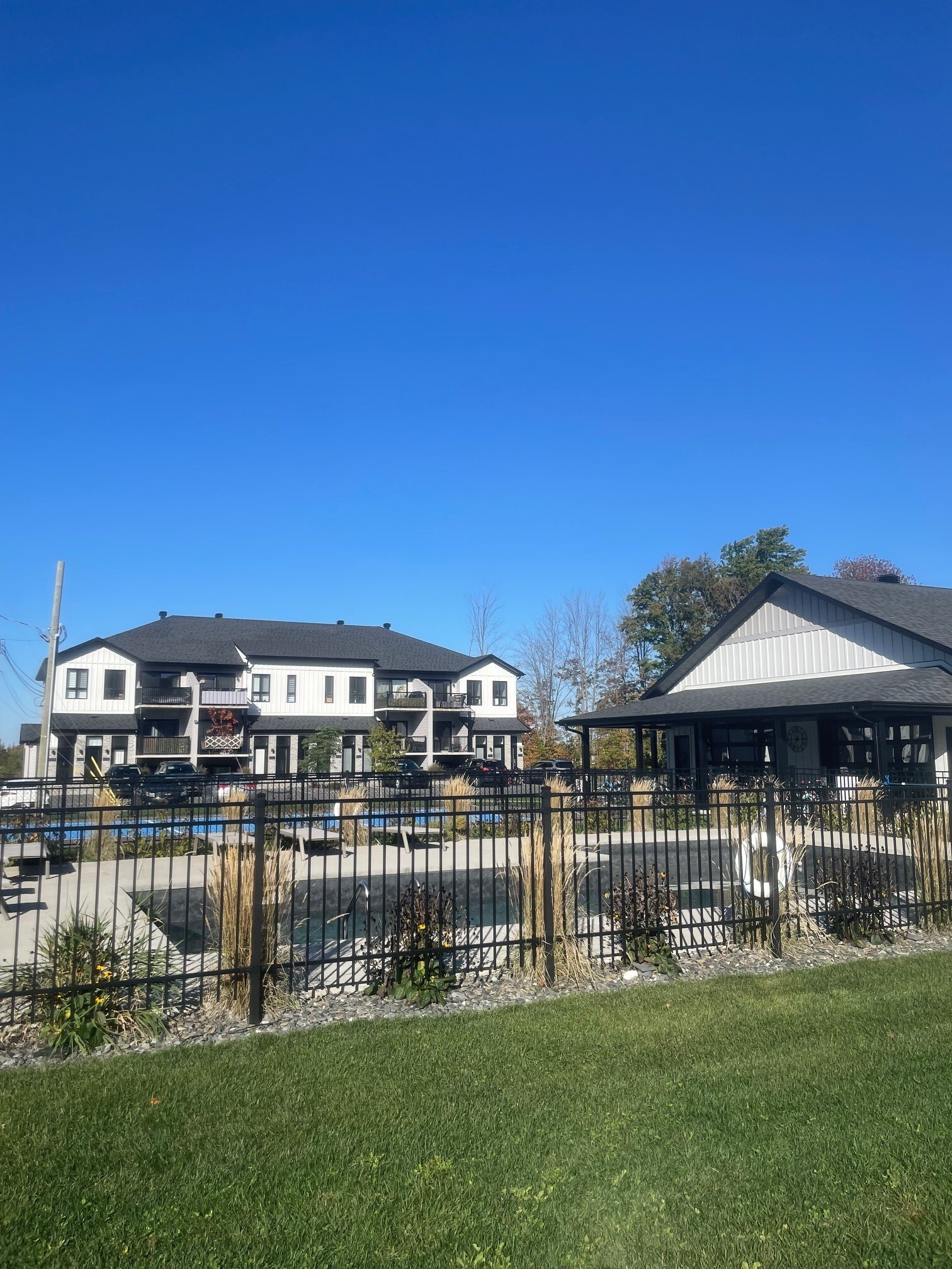 529 Rue des Écuyers, Granby, QC J2J0V3, Canada — photo 3