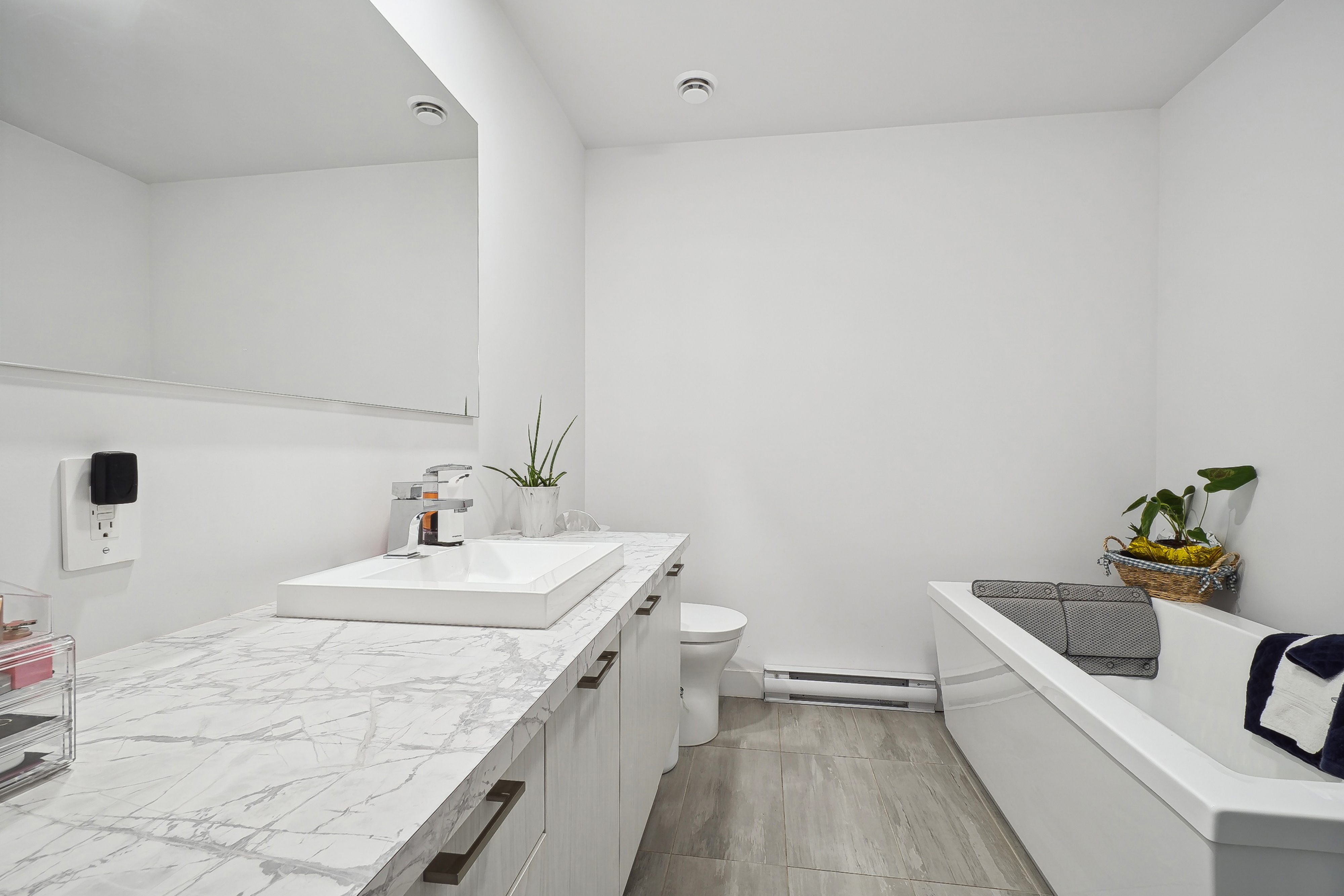 80 Rue de l'Aigle, Bromont, QC J2L 0S8, Canada — photo 1