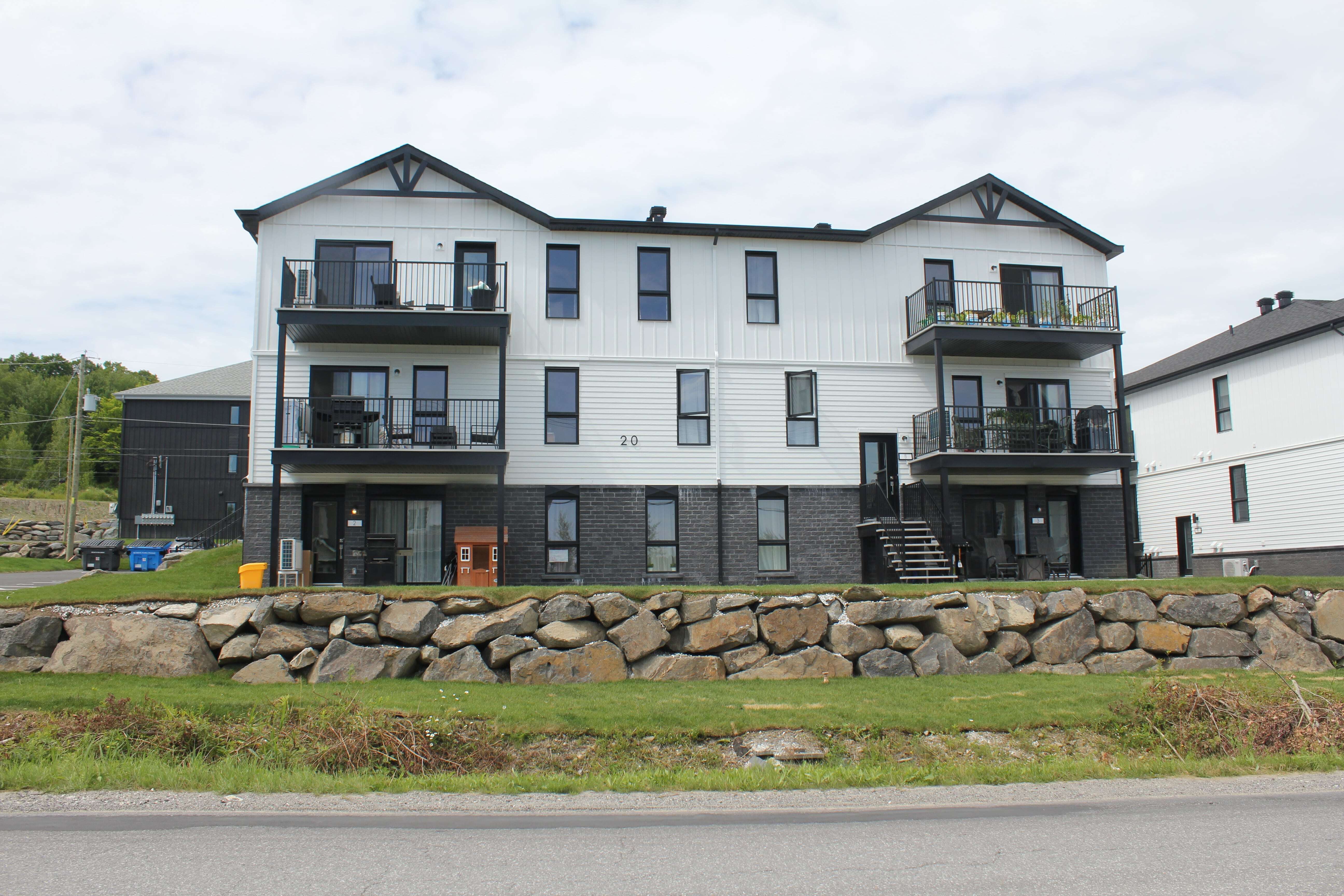 20 Chemin de l'Horizon, Waterloo, QC J0E2N0, Canada — photo 3